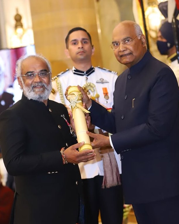 Meet Savji Dholakia, the diamond king from Surat.
- 4th standard dropout
- Started working at age 13 as a diamond polishing worker
- Built HK Exports into a $2.1 billion company
- Gives jobs to 8000+ people

He sometimes sends employees’ families on Yatra so employees don't leave