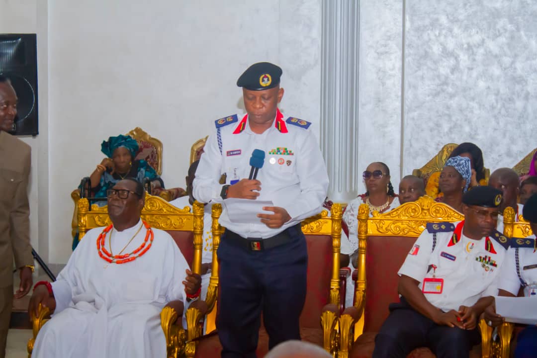 NSCDC_EdoState's tweet photo. *NIGERIA SECURITY AND CIVIL DEFENCE CORPS,EDO STATE COMMAND, BENIN CITY*

*COMMANDANT AKINTAYO SAIDI AYINLA PAYS COURTESY VISIT TO THE OBA OF BENIN* https://t.co/2VZf6Af427