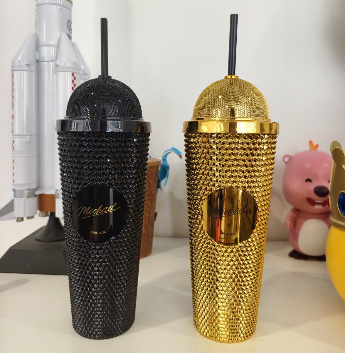 mjfriends_'s tweet photo. 🚨OMG! Cinemas in China have revealed exclusive cups and popcorn buckets for #MichaelMovie 🥤🍿

Among the items are gold and black cups and a popcorn bucket shaped like a hat a reference to Michael Jackson’s iconic style.

 ℹ️@mkgenie https://t.co/LHiTKksHsh