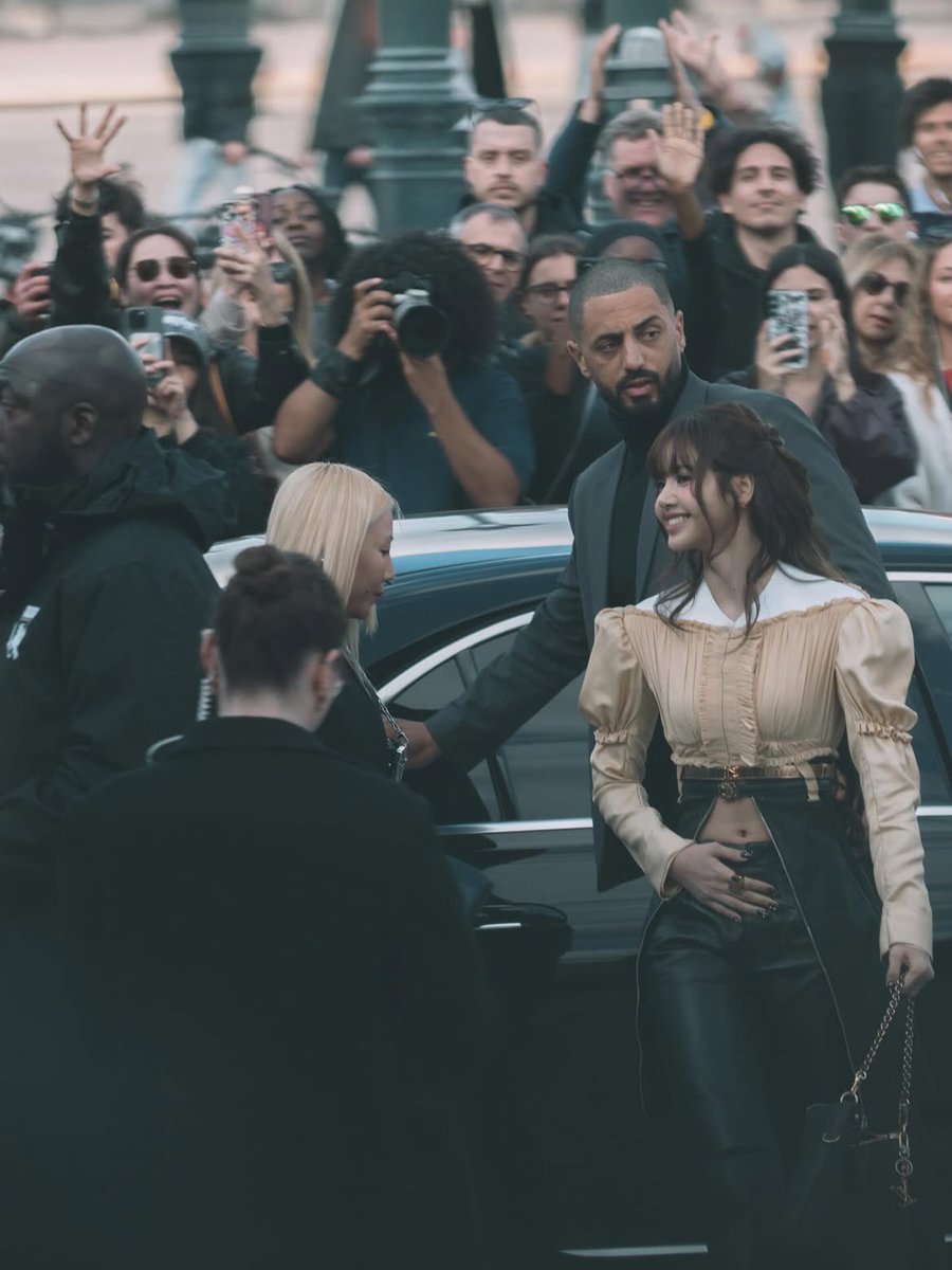 LaliceUpdates's tweet photo. 🖤🤍

📸 alden chenyin

@wearelloud @LouisVuitton

LISA LOUIS VUITTON FW26
#LVFW26xLISA
#LISAxLouisVuitton 
#LVFW26 https://t.co/ZZNuYI2uTB