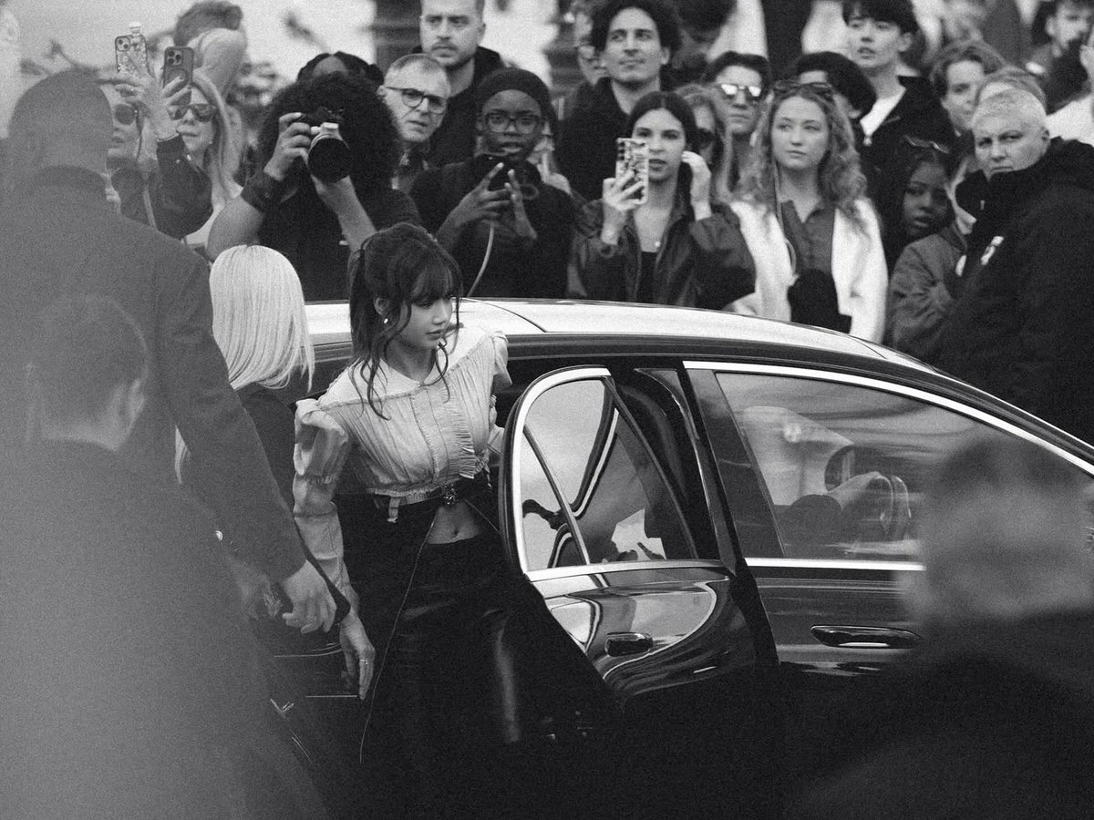 LaliceUpdates's tweet photo. 🖤🤍

📸 alden chenyin

@wearelloud @LouisVuitton

LISA LOUIS VUITTON FW26
#LVFW26xLISA
#LISAxLouisVuitton 
#LVFW26 https://t.co/ZZNuYI2uTB