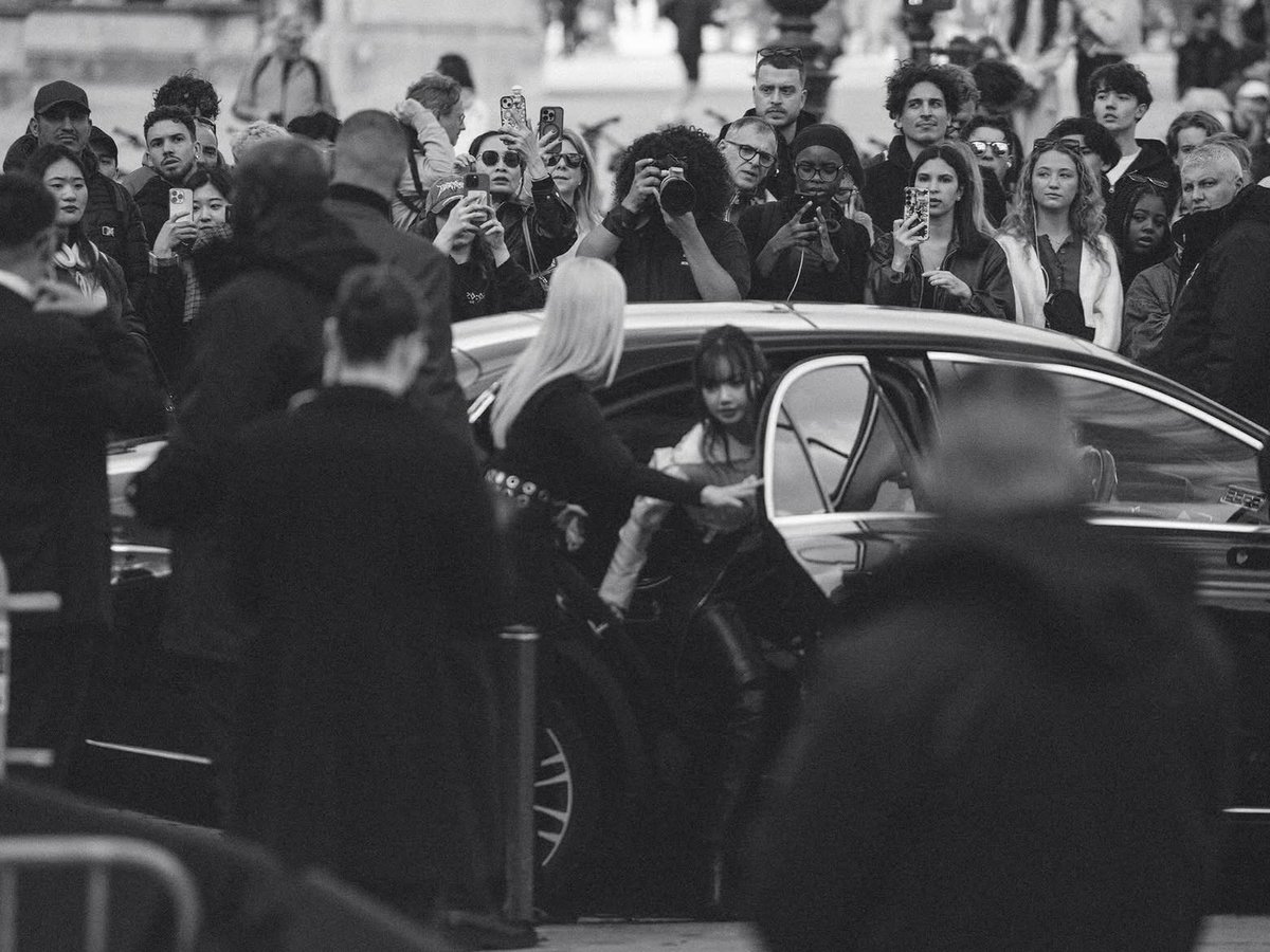 LaliceUpdates's tweet photo. 🖤🤍

📸 alden chenyin

@wearelloud @LouisVuitton

LISA LOUIS VUITTON FW26
#LVFW26xLISA
#LISAxLouisVuitton 
#LVFW26 https://t.co/ZZNuYI2uTB