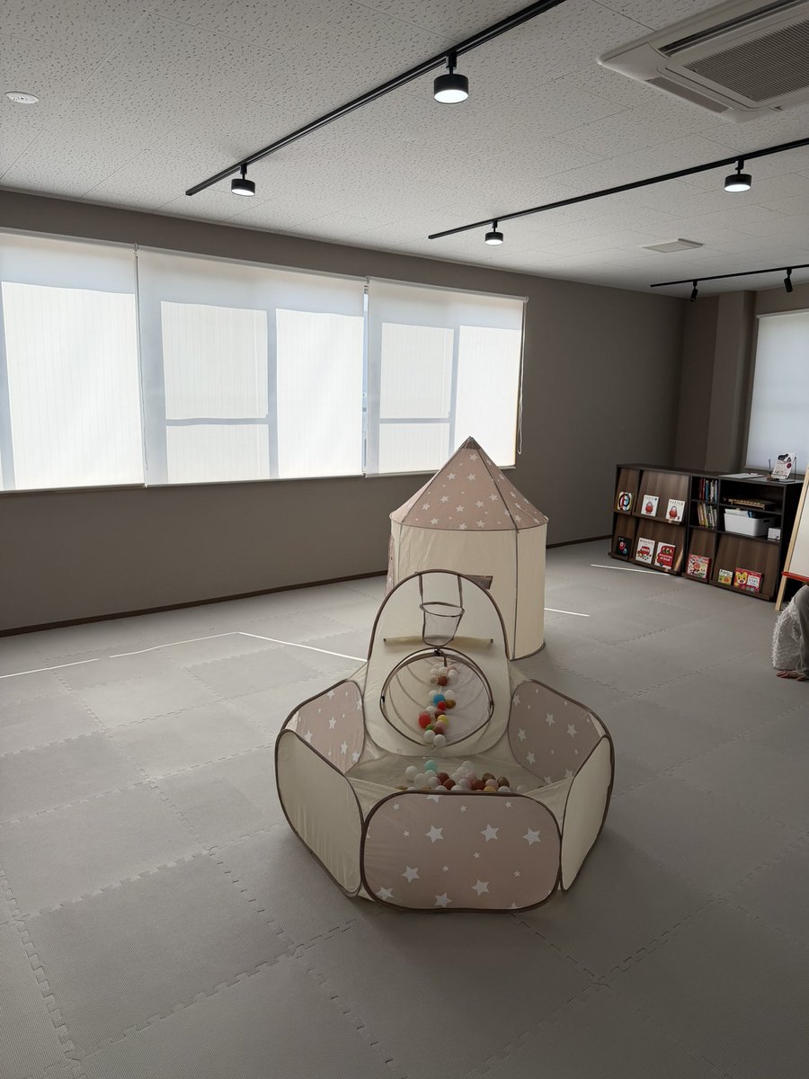 oneflat0627's tweet photo. 先日こちら、、、

福岡市早良区原にて、、

お母さんの為の居場所、、、

リノアFukuoka様の内装工事を行わせて頂きました👏✨

ママと子供の素敵な場所👍

全然遊びにいかれてはいかがでしょうか？🫶

#リノア福岡
#子供
#福岡 https://t.co/dH5VLrf7AH