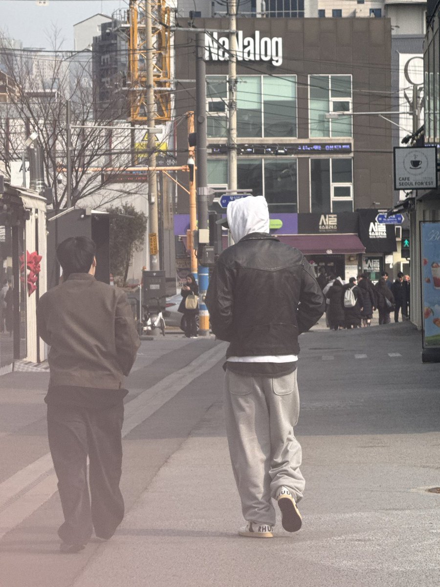 k1mpearl's tweet photo. 아악 친구 성찬이 자만추햇대 성수에서 !!!! ㅁㅊ
서로 어리둥절해서 저러케 쳐다봣다는거 개웃기네 ㅠ
성찬이 진짜 산책좋아 강쥐임
다들 성수갈때 브리즈 인증할거 꼬옥 들고다니시길,, https://t.co/5sZ8Zd86Ym
