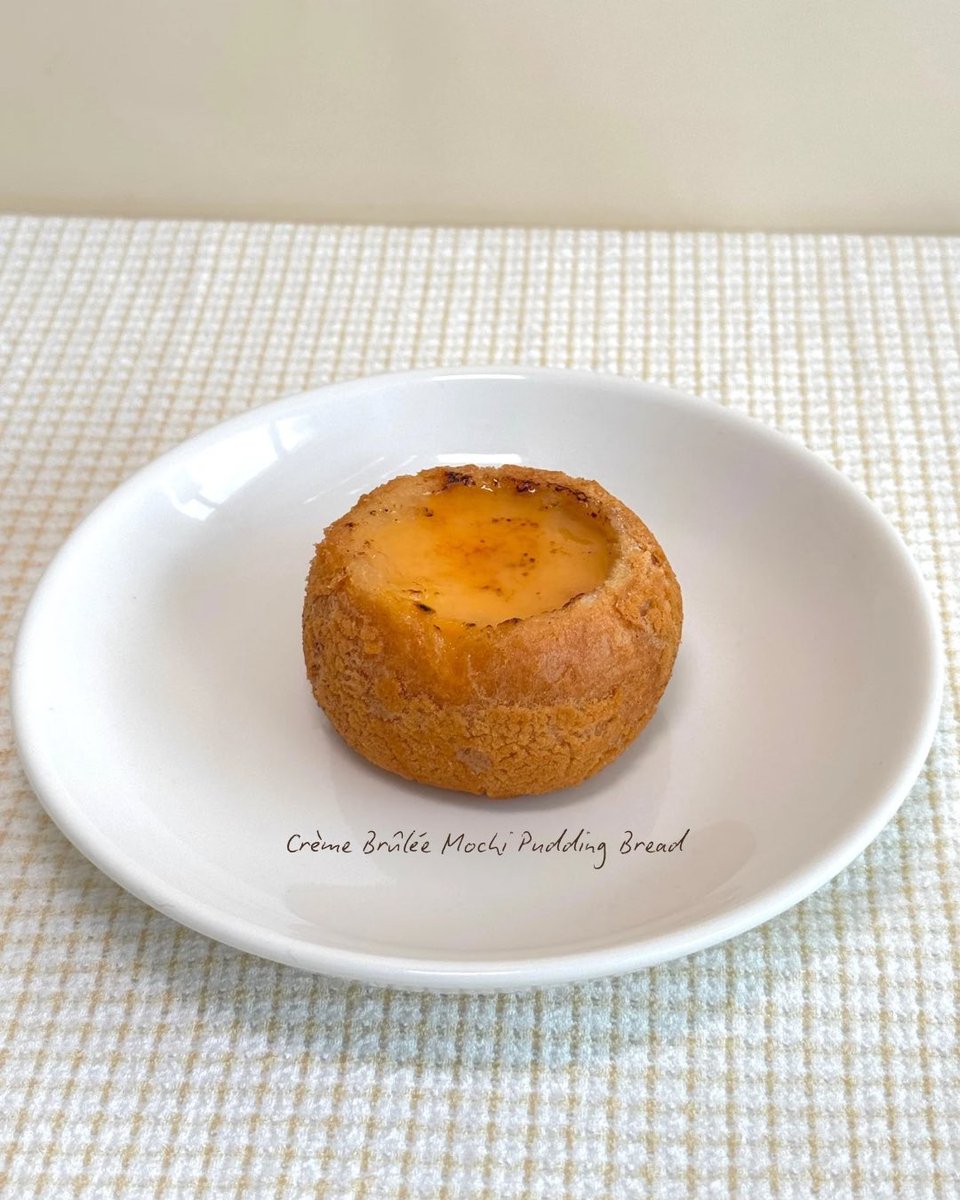 Cosieofficial_'s tweet photo. Mochi Pudding Bread, bringing cozy sweetness to your everyday moments 🙌🏻✨
โมจิพุดดิ้งเนื้อหนึบนุ่ม พร้อมเสิร์ฟทุกคนแล้ววันนี้ อย่าลืมแวะไปเติมความอร่อยกันนะ 🤍
#Cosie #CosieMoments #MochiPudding https://t.co/jGWNA8YCs0