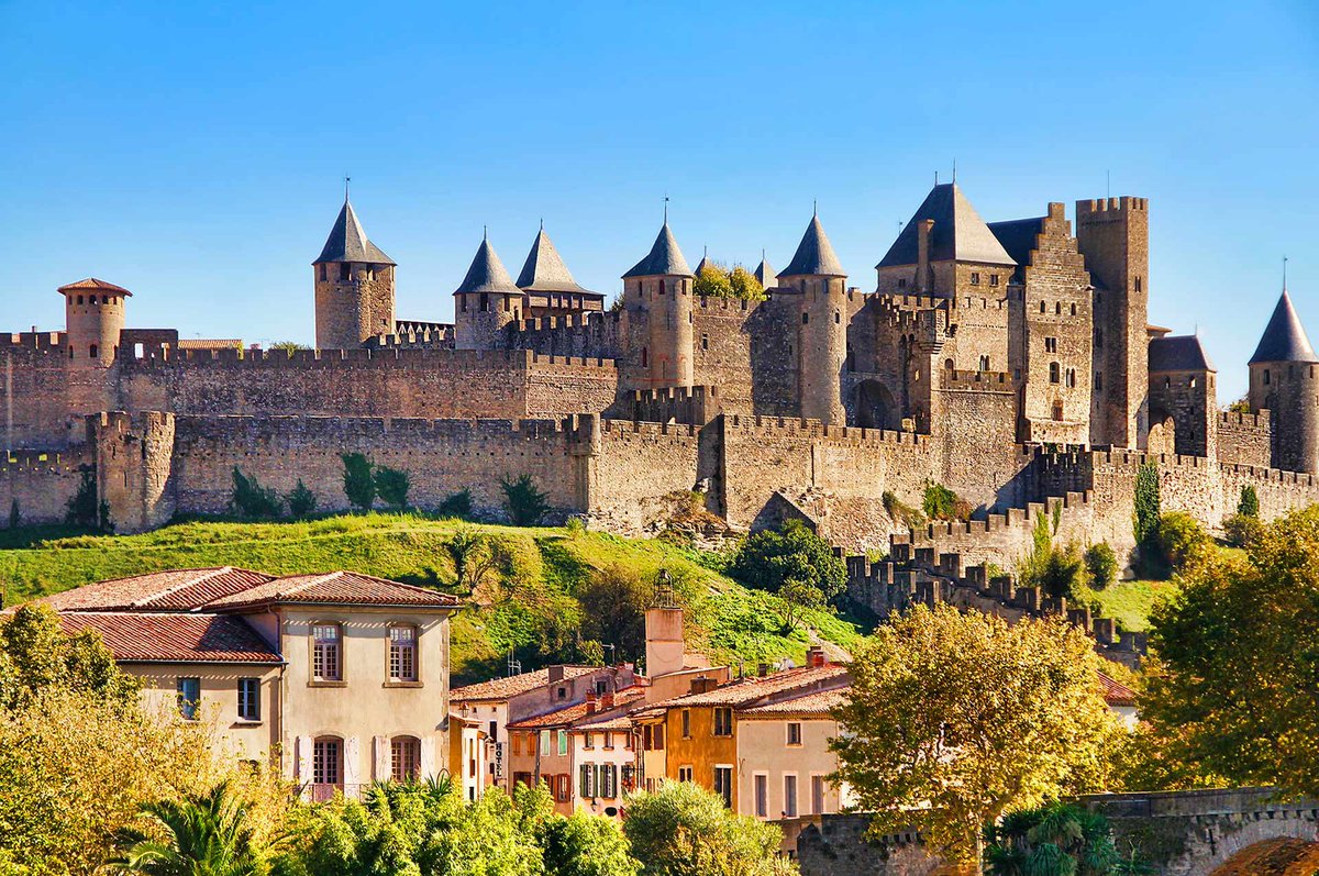 CeJour_Histoire's tweet photo. 3 km de remparts. 52 tours. 2 500 ans d'histoire.

La Cité de Carcassonne est la plus grande forteresse médiévale d'Europe.

Au XIXe siècle, elle était en ruines. On vendait ses pierres aux maçons du coin.

Sans un architecte, Viollet-le-Duc, elle n'existerait plus. https://t.co/x0wASf3CZw