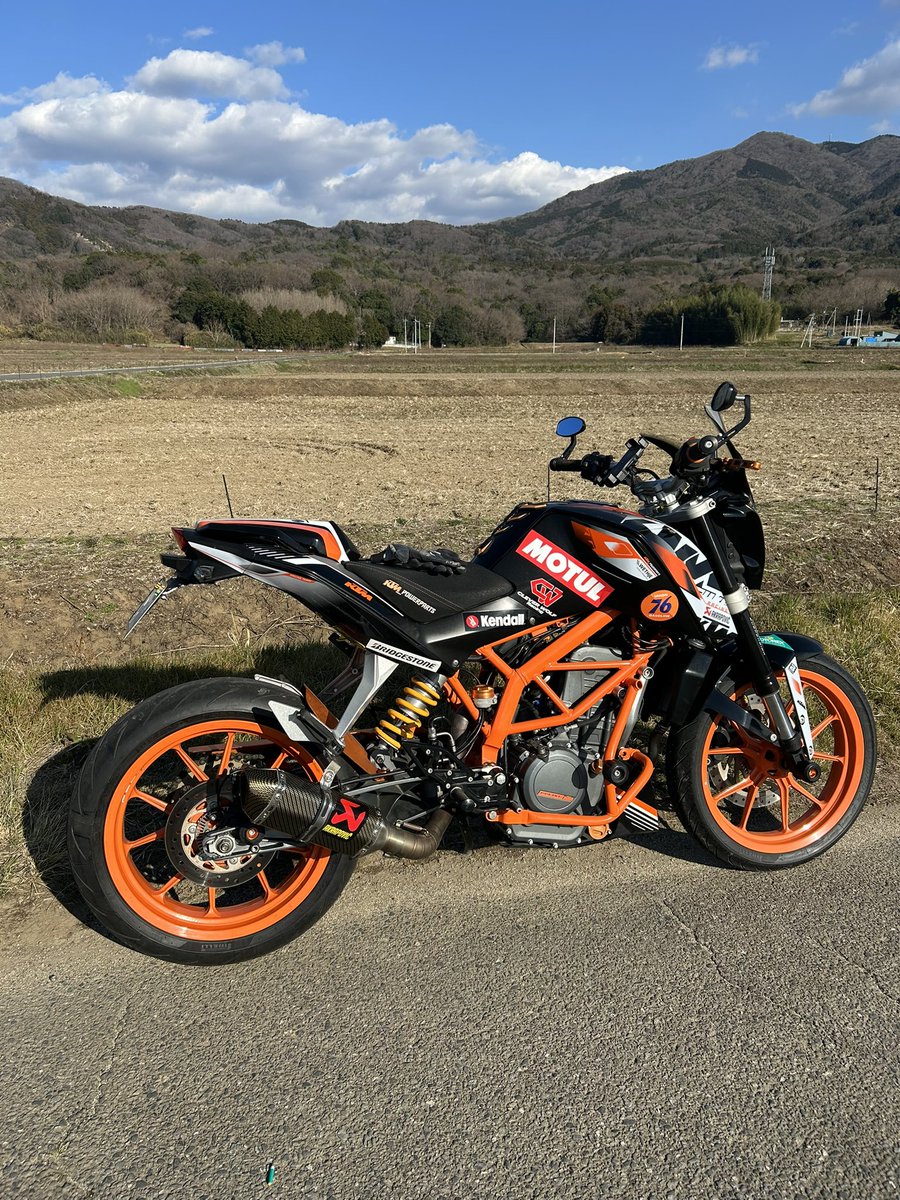 c33s14160's tweet photo. どう？ビュースポットで写真撮ってるように見えるだろ？

これ試運転しててキャリパー固着してるんだ。冷めるまで動かねーのよ https://t.co/57CVn5o0xm