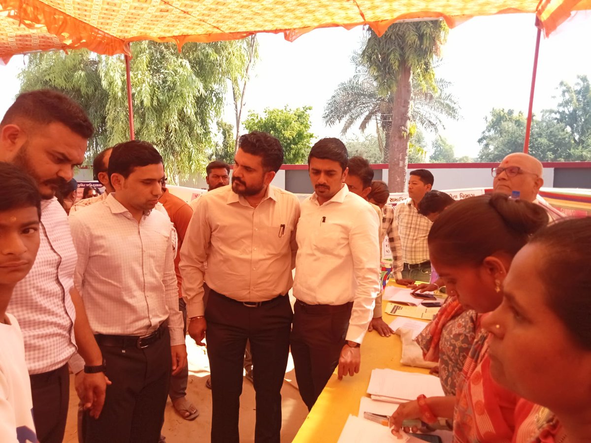 infokhedagog's tweet photo. વસોના પલાણા ગામે ધારાસભ્ય શ્રી કલ્પેશભાઈ પરમાર અને રામોલ ગામે જિલ્લા વિકાસ અધિકારીશ્રી જયંત કિશોરે 'સેવા સેતુ ૨.૦' ની મુલાકાત લીધી. ૧૩ વિભાગોની ૫૫ થી વધુ સેવાઓનો લાભ સ્થળ પર આપી પારદર્શક વહીવટ સાકાર કરવામાં આવ્યો.
#SevaSetu2 #KhedaDistrict #vaso #JanSeva #TeamKheda https://t.co/OOB2XmHHDQ