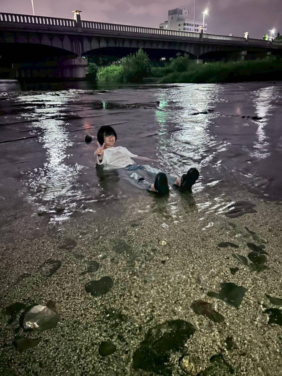 kujc2024's tweet photo. 新4回生　工学部　上野陸登(うえのりくと)
BOX（部室）の👑
部室の扉を開ければ、そこには必ず彼が鎮座している。
趣味は『ダークソウル』。後輩のプレイを背後から温かい目で見守るその姿は、もはや聖職者の域。ちなみに本人は10周クリア済みの猛者で、マップは全て脳内に刻まれている。 https://t.co/F9AL1DTSql