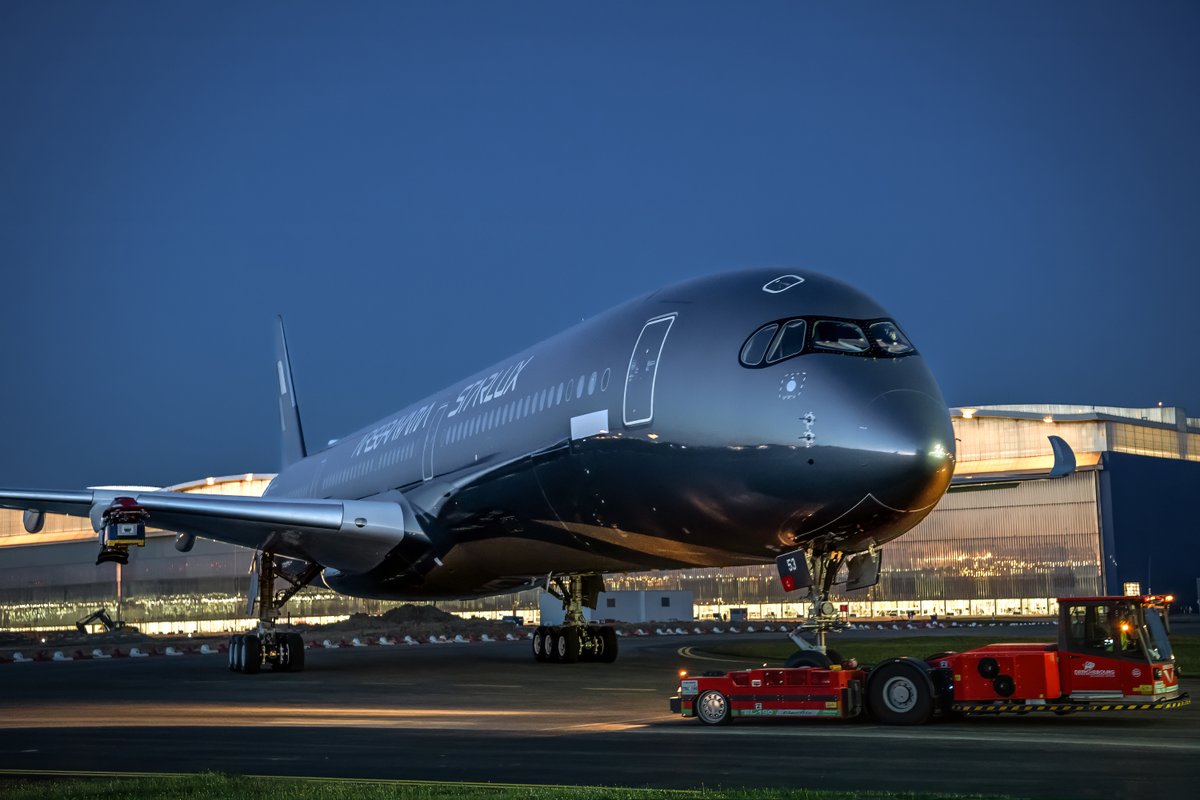 starluxjapan's tweet photo. 東日本大震災で犠牲となられた方々へ、ご冥福をお祈り申し上げます。

昨日、空山基氏とのプロジェクト「STARLUX AIRSORAYAMA」1号機・B-58553が、仏トゥールーズでその姿を現しました。
シルバーとゴールドに輝く2機の #A350_1000 が、この夏台湾と日本の空へ舞い上がります。

#STARLUX #AIRSORAYAMA https://t.co/9TXLW8dSGg