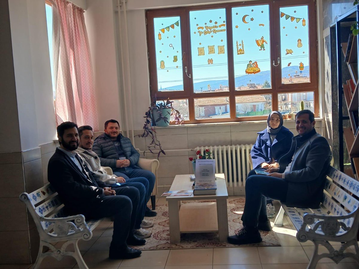 Din Ögretimi Genel Müdürlüğünce,
 ‘’OKU-YORUM ÖĞRETMENİM’’ projesi kapsamında Şehit Halis Özcengiz AİHL öğretmenlerinden oluşan okuma grubumuz okuma köşesinde kitap kritiklerini gerçekleştirdiler. 

#okuyorumogretmenim
#eğitimkentiKONYA
#Konya