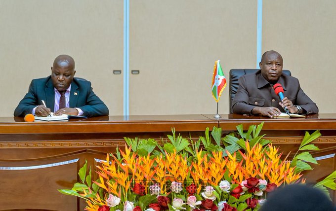 Tahuralab's tweet photo. #Burundi | "Nul n'a le droit de vendre une parcelle à un étranger. Car cela revient à vendre le pays", a déclaré le président @GeneralNeva , ce mardi 10 mars 2026, lors de la réunion d'évaluation avec les gouverneurs et les administrateurs communaux.
https://t.co/2z9tSlvnRM https://t.co/7sBt0MKRiR