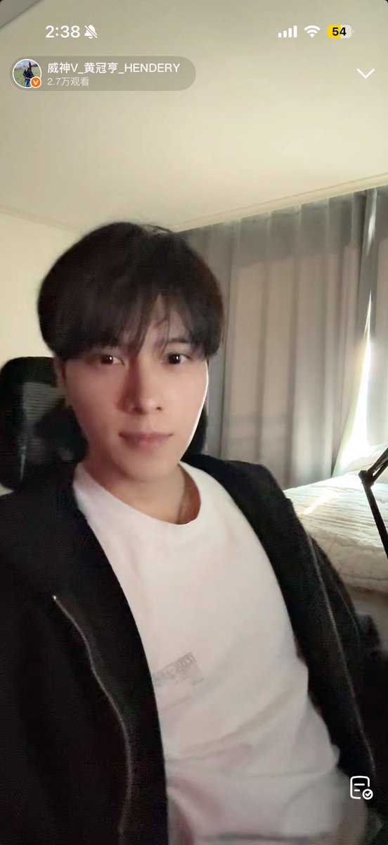 xiaojun_xdj's tweet photo. OMG IT’S BEEN LONG SINCE HENDERY ON WEIBO LIVE https://t.co/BtXeUFjuRv