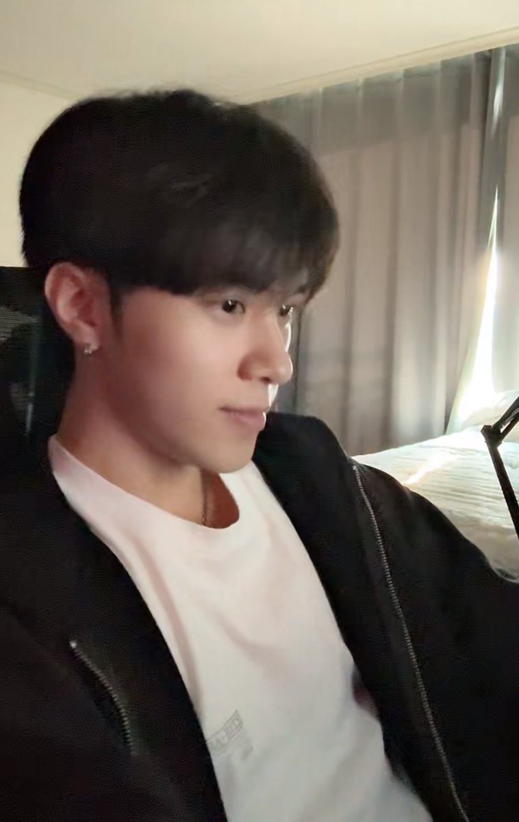 xiaojun_xdj's tweet photo. OMG IT’S BEEN LONG SINCE HENDERY ON WEIBO LIVE https://t.co/BtXeUFjuRv