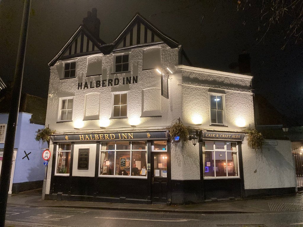 GBbooze's tweet image. Halberd Inn, Northgate Street, #Ipswich 🍻
The current building is believed to date from 1923, but stands on the site of an earlier building thought to date from the 17th century. It is said that the cellar contains a bricked-up entrance to a maze of tunnels.