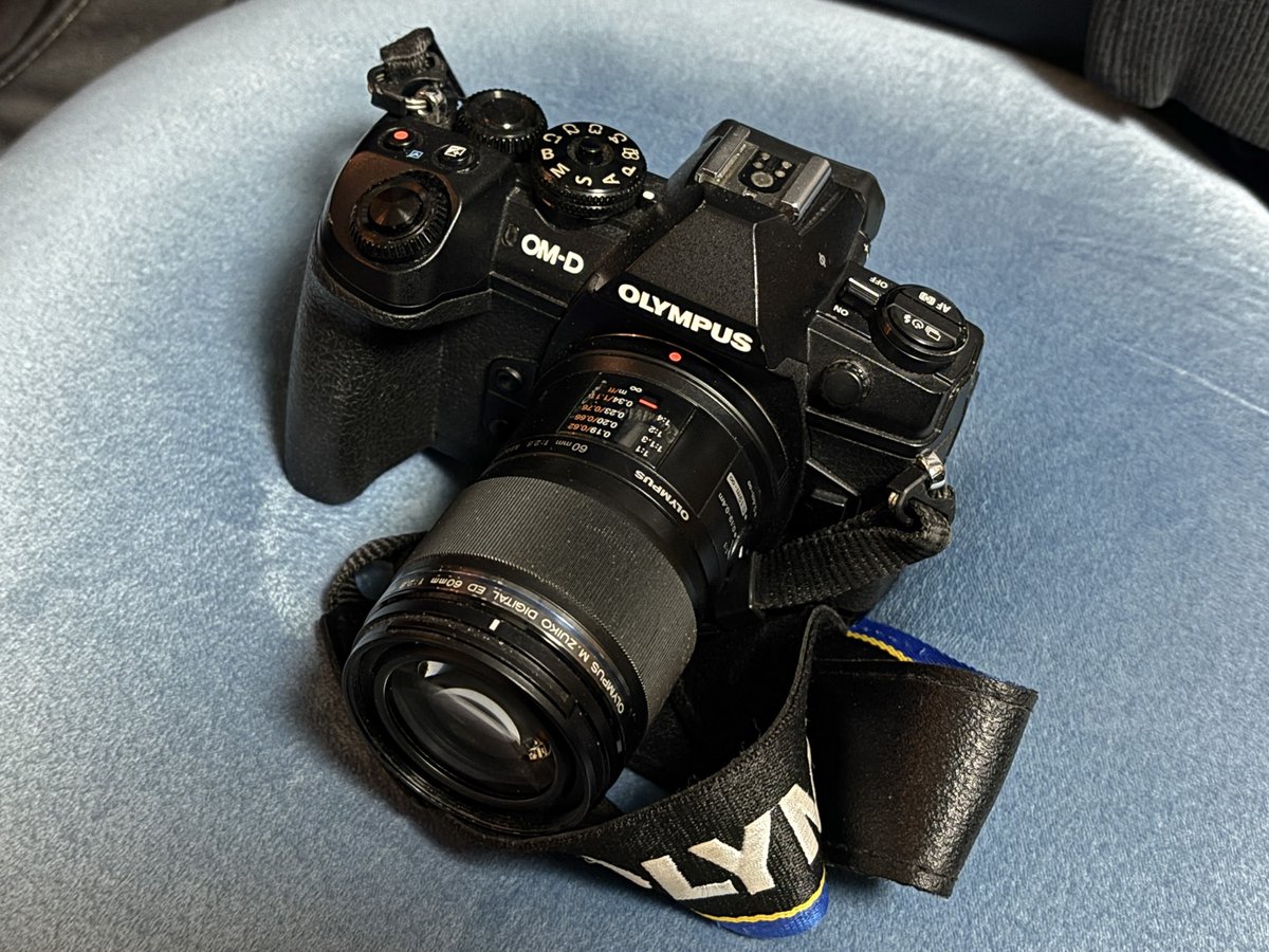 今使っているE-M1 Mark3。写真仲間に良いと教えてもらい、その後すぐ購入。本当に撮りやすいし、いいレンズをつければちゃんと描写される。最初からコレにたどりついているユーザーが羨ましいと思ったものです。