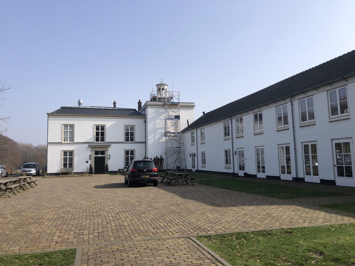 VillaOckenburgh's tweet photo. Over een week mogen we naar de #stembus. Gemeenteraadsverkiezingen. Er zijn zo'n 260 locaties waar in Den Haag gestemd kan worden. Een van de mooiste is natuurlijk #VillaOckenburgh. Daar stemmen en daarna nog even lekker dwalen over het landgoed? Geen slecht idee toch?! #GR2026 https://t.co/K9XQbQr1P0