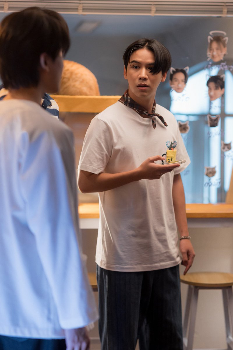 รอยยิ้มที่หายไปของเลโอ ดีจัยได้แป๊บเดียวเอง หันไปเจอหน้าเหมียวลิงซ์เท่าน้านแหยะ 🤣

[PHOTO BEHIND THE SCENES]
#CatForCashEP8 🐈🐾
<a href="/myktnw/">KHAOTUNG</a> <a href="/satangktp/">Davin Everett Delroy Of Arantha 👑</a> <a href="/papangpt/">Papang Phromphiriya</a>