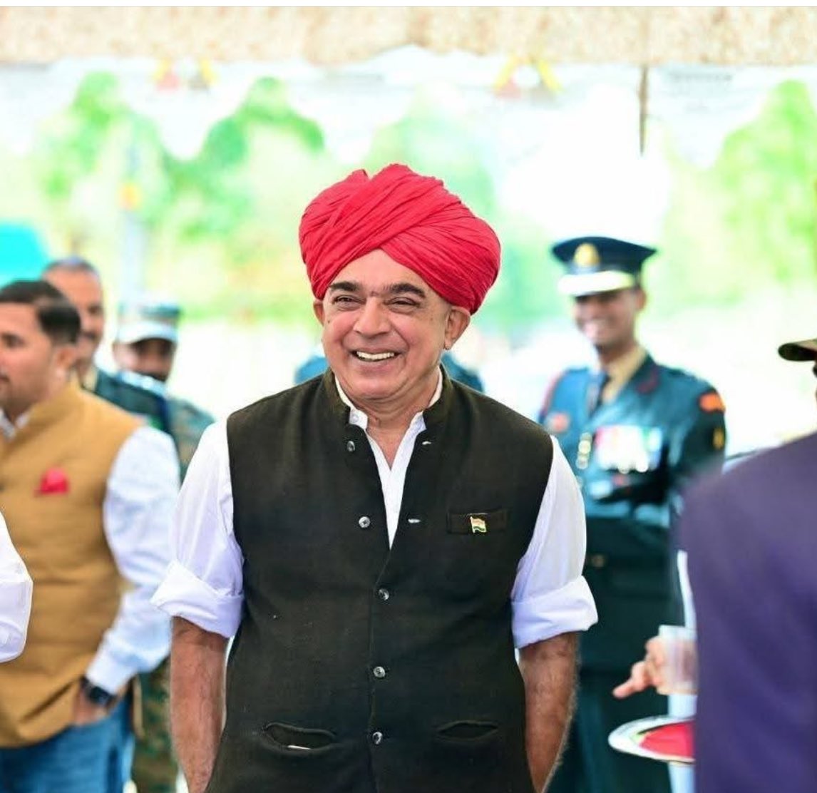 niharika_times's tweet photo. फ़ितूर उम्र का मोहताज नहीं होता बस उसके मायने बदलते रहते हैं। कभी खिलौनों में, कभी मोहब्बत में, कभी रुतबे में… और कभी उस रुतबे से परे अपनी ही ज़िंदगी को जी लेने की जिद में।

मानवेंद्र सिंह जसोल जसवंत सिंह के ज्येष्ठ पुत्र। राजपूताना की मिट्टी से उठे, मेयो कॉलेज की शिक्षा, विदेशों में अध्ययन, भारतीय सेना में कर्नल, फिर राजनीति में सांसद और विधायक। बाड़मेर जैसलमेर की राजनीति में अपनी अलग पहचान बनाई, BJP से कांग्रेस फिर बीजेपी तक का सफर तय किया।

2024 का दिल्ली-मुंबई एक्सप्रेसवे पर वह दर्दनाक हादसा जिसमे चित्रा सिंह का निधन, खुद और बेटे हमीर घायल। जीवन का एक अध्याय वहीं थम गया।

लेकिन जीवन ठहरता नहीं। 61 वर्ष की उम्र में उन्होंने दूसरा अध्याय खोला, दूसरी शादी। कानून इसकी इजाज़त देता है, पर समाज अक्सर सवालों से घेर लेता है। जसोल परिवार में भी मतभेद उभरे: परंपराएं, रिश्तों की मर्यादा और निजी फैसले आमने-सामने आ खड़े हुए। सोशल मीडिया पर बहस, परिवार की असहमति और चर्चा का तूफान।

लेकिन असली सवाल यही है कि क्या इंसान को अपनी ज़िंदगी अपने फैसलों से जीने का हक नहीं, चाहे उम्र कोई भी हो?

अधिकतर लोग समाज की खींची लकीरों में ही चलते रहते हैं, रुतबे और रिश्तों के डर से। मानवेंद्र सिंह ने वह लकीर पार कर दी।

सवाल उठेंगे, चर्चाएँ होंगी, शायद आलोचनाएँ भी। लेकिन जिंदगी की किताब में नया पन्ना खुल चुका है और इस बार मानवेन्द्र सिंह का फ़ितूर समाज से ज्यादा अपनी आवाज़ सुन रहा है।