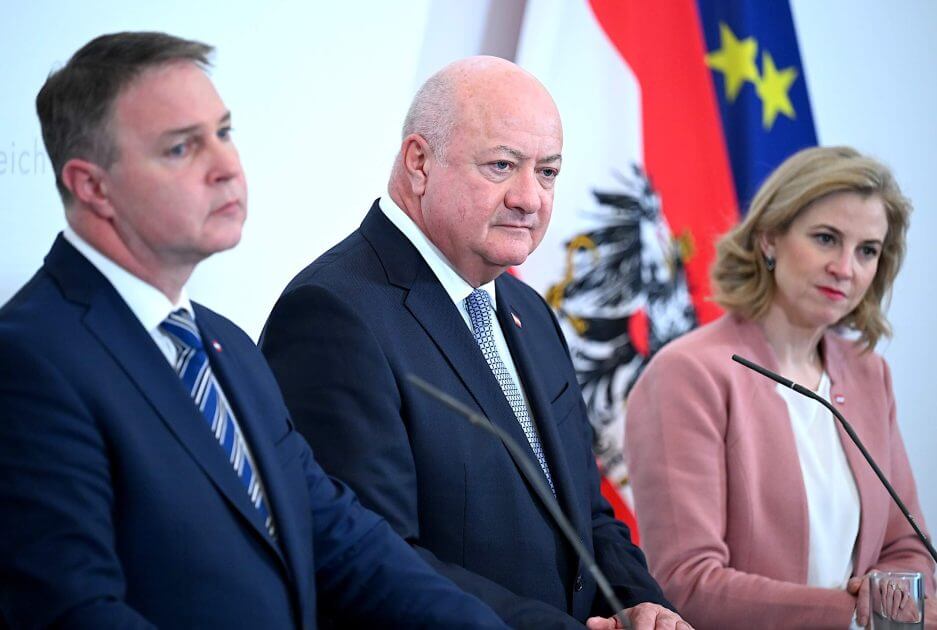 Fast zehn Millionen Euro in nur drei Monaten – so viel hat sich die Regierung laut parlamentarischer Anfrage für Spesen, Reisen und diverse Nebenkosten genehmigt. Von Buffets über Mozartkugeln bis hin zu Konzertkarten: Die Liste der Ausgaben sorgt erneut… exxpress.at/politik/von-mo…