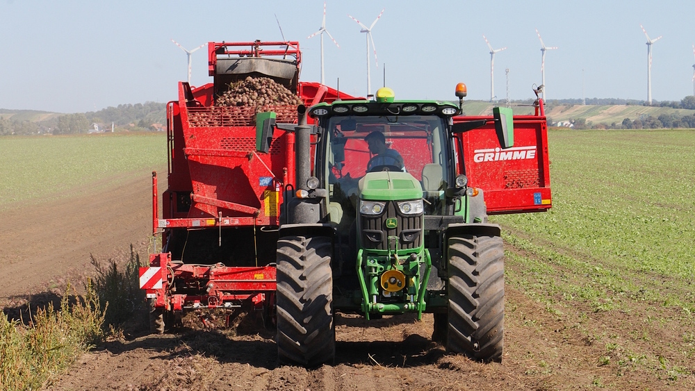 PIK_Klima's tweet image. EU-Klimabeirat empfiehlt politisches Handeln im Agrar- und Ernährungssektor

Bericht @esabcc_eu unter Vorsitz von PIK-Direktor Ottmar #Edenhofer. 6 Maßnahmen für
➡️schnelle Minderung der Treibhausgasemissionen
➡️mehr CO₂-Entnahme
➡️mehr #Klima-Resilienz

pik-potsdam.de/de/aktuelles/n…