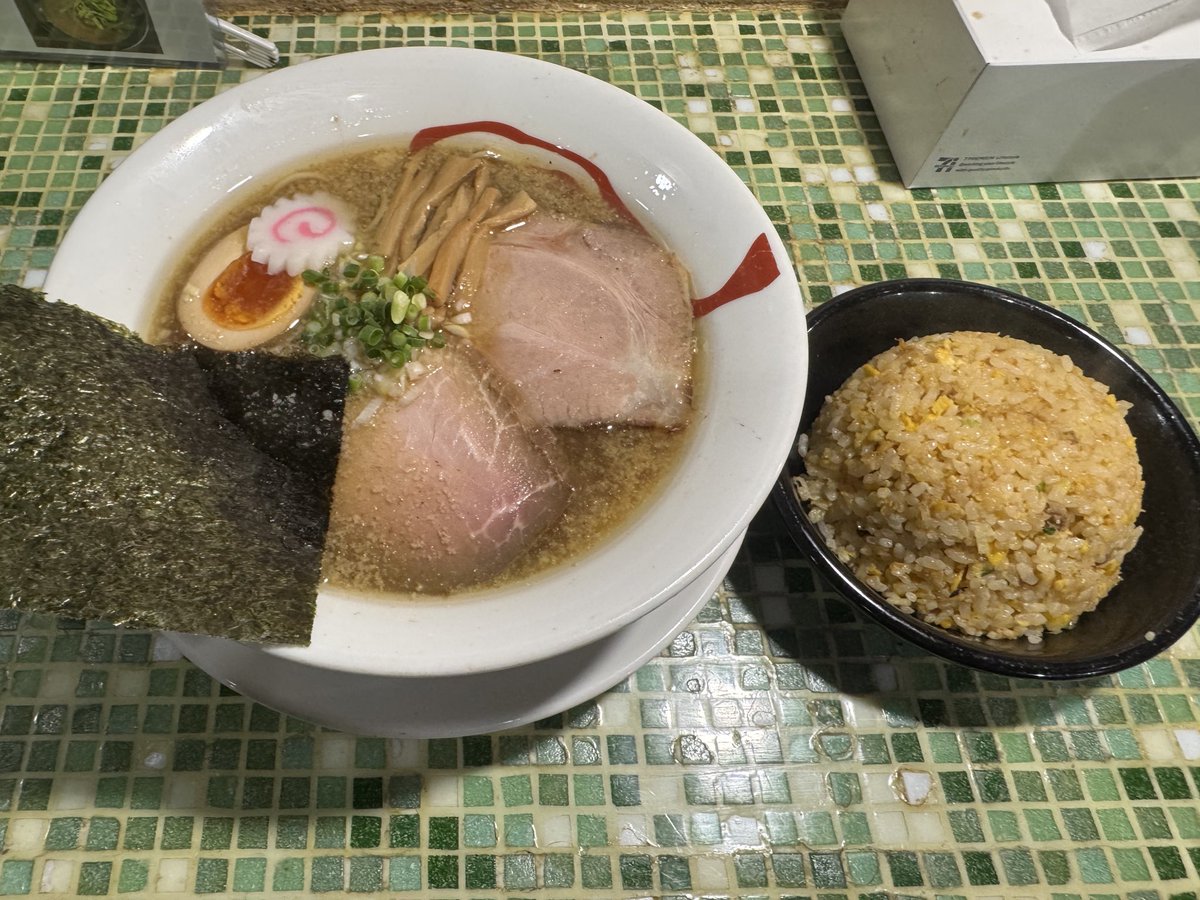 rk5nemo's tweet photo. 中華そばいぶしさんの中華そばと半チャーハン
ご馳走様でした😋 https://t.co/7UCMbWZvz1