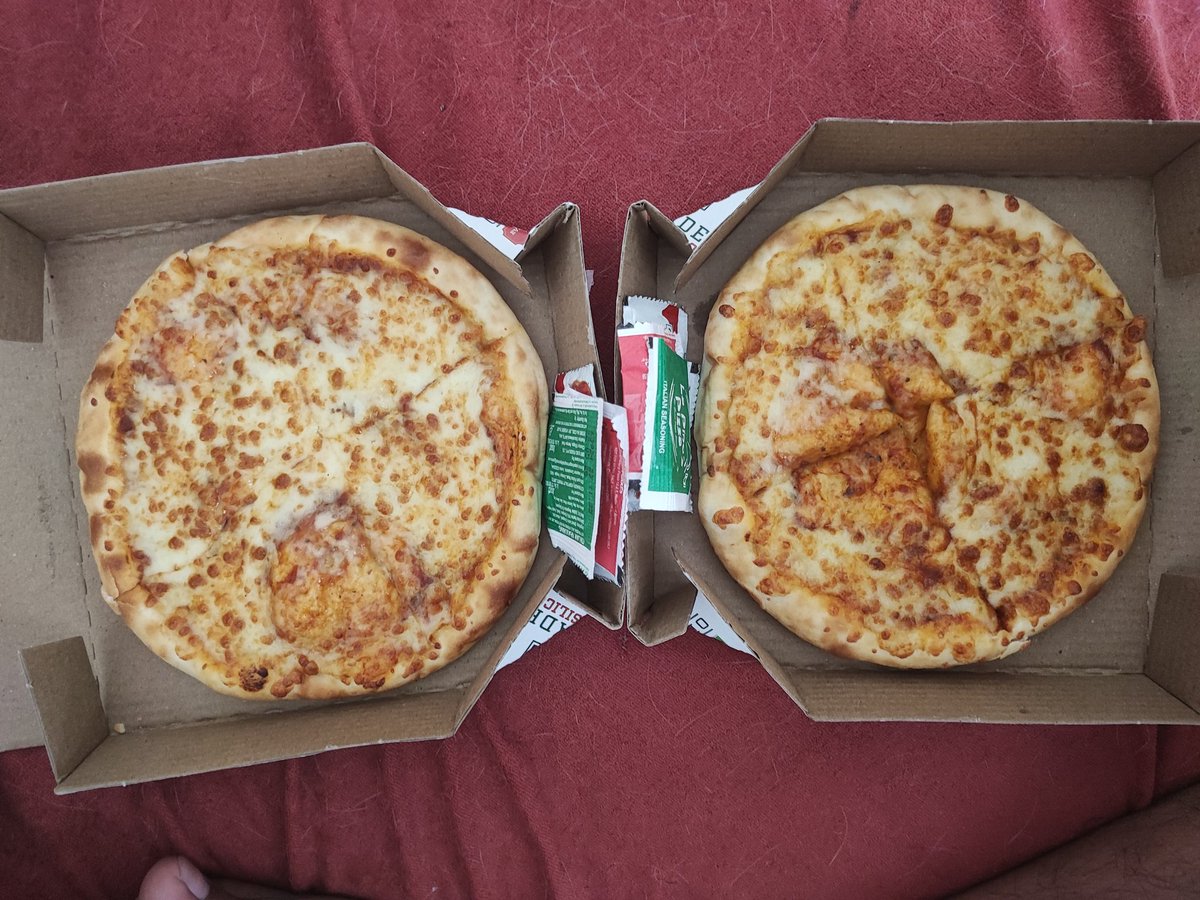 HBKid_Official's tweet photo. @Swiggy 
Order id- 232178190013945

I had ordered 2 personal giant slice pizza with extra cheese and received 2 regular sized round pizza which is totally different from what I had ordered. https://t.co/R1uUNM7QH9