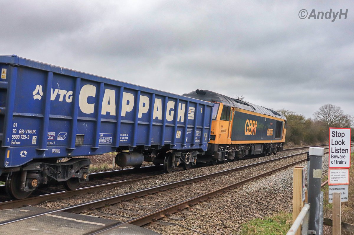 holtona72's tweet image. #WagonWednesday One of the @CappaghGroup liveried @DCRailOfficial JNAs passing through #Rutland last weekend. Hired-in #GBRF tug 60095 hauling 6M89 Middleton Towers to Chaddesden Sidings. The front 3 wagons were empty &amp;amp; presumably dropped off there on the way to Ravenhead. 7/3/26