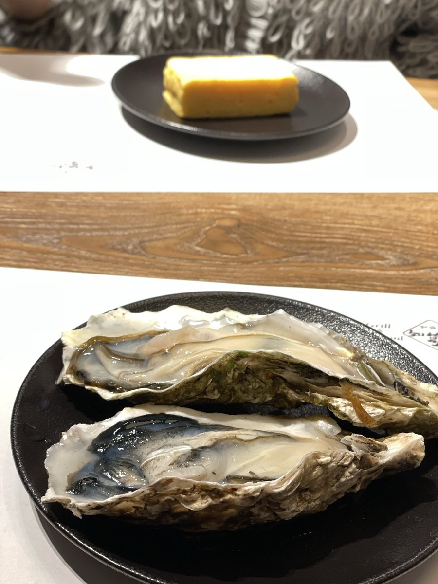 TBlue627's tweet photo. うんまいなぁ〜、
この三陸産 活〆牡蠣（生牡蠣）

見たことないサイズ感
最高〜の海からの贈り物
旨すぎ😋

#うんまいなぁ #北海道知夢仁銀座店 https://t.co/iw662ZTIOD