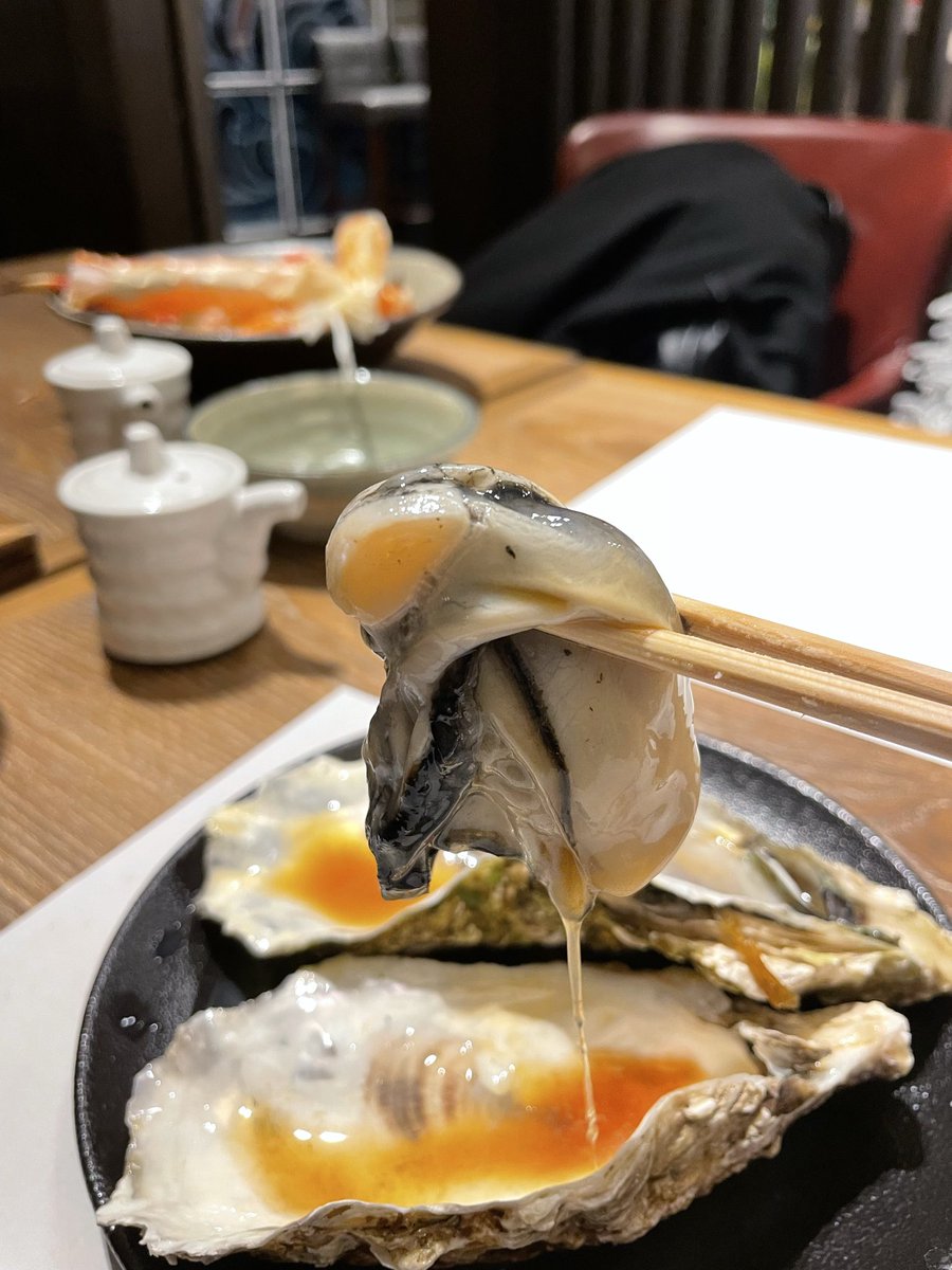 TBlue627's tweet photo. うんまいなぁ〜、
この三陸産 活〆牡蠣（生牡蠣）

見たことないサイズ感
最高〜の海からの贈り物
旨すぎ😋

#うんまいなぁ #北海道知夢仁銀座店 https://t.co/iw662ZTIOD