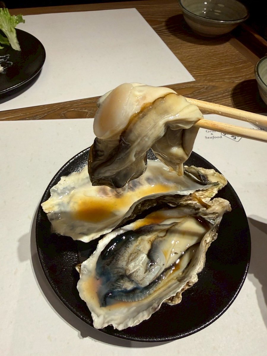 TBlue627's tweet photo. うんまいなぁ〜、
この三陸産 活〆牡蠣（生牡蠣）

見たことないサイズ感
最高〜の海からの贈り物
旨すぎ😋

#うんまいなぁ #北海道知夢仁銀座店 https://t.co/iw662ZTIOD
