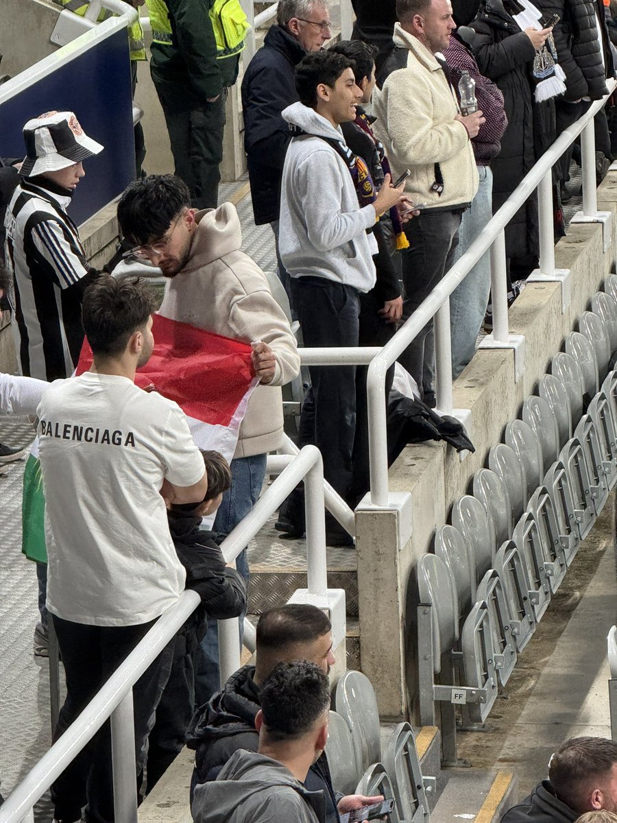 My head is still on Mars. The amount of time I spent refreshing away to get a ticket by pure luck just to be surrounded by Barca fans, 6 empty seats in front and a bunch of wankers filming the pen at the end, absolute disgrace what this club is doing. #NUFC