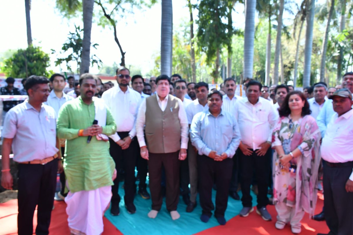 Dileep_Sanghani's tweet photo. इफको कॉर्डेट, कलोल के नए भवन का भूमि पूजन किया। 

यह नया भवन इफको के माध्यम से सहकारिता के सिद्धांतों को और सशक्त बनाते हुए किसानों, सहकारी संस्थाओं तथा कृषि क्षेत्र से जुड़े कार्यकर्ताओं के प्रशिक्षण, अनुसंधान और क्षमता विकास का एक महत्वपूर्ण केंद्र बनेगा।

इफको सदैव से सहकारिता के माध्यम से किसानों की समृद्धि और ग्रामीण भारत के सशक्तिकरण के लिए प्रतिबद्ध रहा है। 

इफको कलोल इकाई के प्रमुख संदीप घोष, नेनो प्लांट के GM पी के सिंघ, स्टेट मार्केटिंग मैनेजर डामोर, कॉर्डेट कलोल के प्रिंसिपल सुरेश कवाड समेत इफको के स्थानीय अधिकारीयों और कर्मचारी उपस्थिउत रहे.