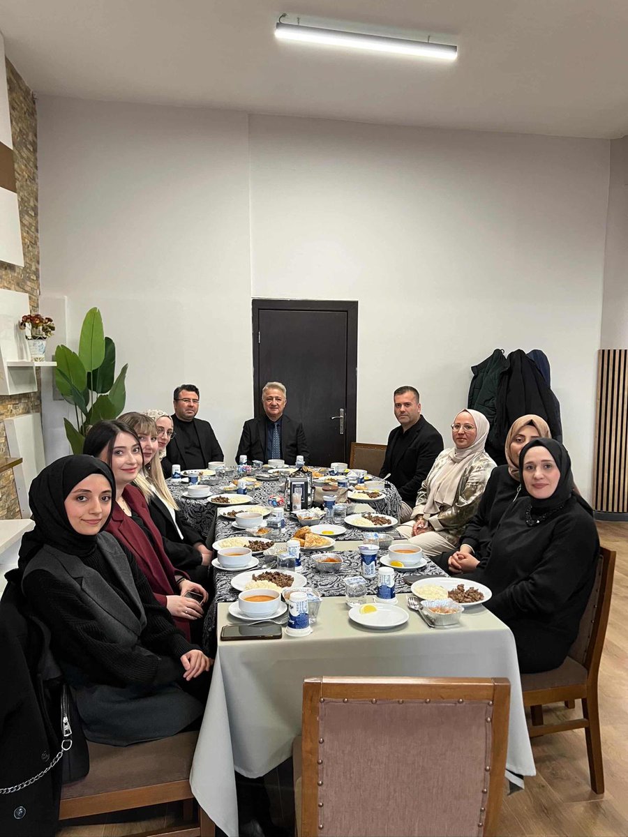 toguresmi's tweet photo. 🌙 TOGÜ TÖMER ailesi iftar programında bir araya geldi.

Farklı ülkelerden gelen yaklaşık 120 öğrencinin katıldığı programda, Ramazan ayının birlik, paylaşma ve kardeşlik ruhu aynı sofrada hissedildi. 

Akademik personel ve öğrencilerin samimi sohbetlerle buluştuğu bu özel akşam, TÖMER ailesi için unutulmaz bir Ramazan hatırası oldu. 

#gaziosmanpaşaüniversitesi