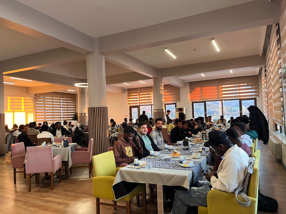 toguresmi's tweet photo. 🌙 TOGÜ TÖMER ailesi iftar programında bir araya geldi.

Farklı ülkelerden gelen yaklaşık 120 öğrencinin katıldığı programda, Ramazan ayının birlik, paylaşma ve kardeşlik ruhu aynı sofrada hissedildi. 

Akademik personel ve öğrencilerin samimi sohbetlerle buluştuğu bu özel akşam, TÖMER ailesi için unutulmaz bir Ramazan hatırası oldu. 

#gaziosmanpaşaüniversitesi