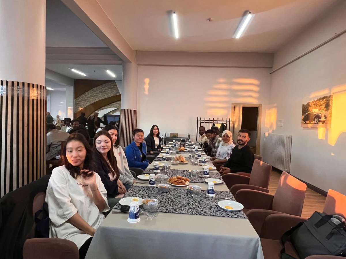 toguresmi's tweet photo. 🌙 TOGÜ TÖMER ailesi iftar programında bir araya geldi.

Farklı ülkelerden gelen yaklaşık 120 öğrencinin katıldığı programda, Ramazan ayının birlik, paylaşma ve kardeşlik ruhu aynı sofrada hissedildi. 

Akademik personel ve öğrencilerin samimi sohbetlerle buluştuğu bu özel akşam, TÖMER ailesi için unutulmaz bir Ramazan hatırası oldu. 

#gaziosmanpaşaüniversitesi