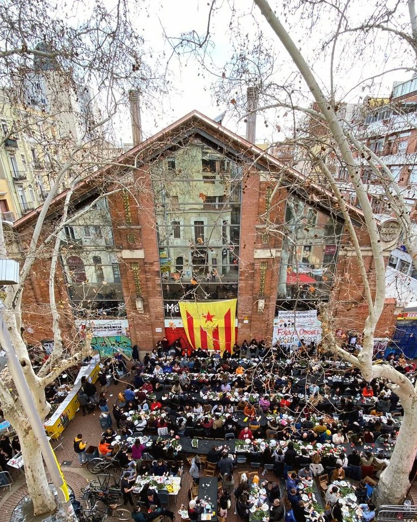 Anonima_Clot's tweet photo. ⚠️ AQUEST DIUMENGE arriba la 12a Calçotada del Clot-Camp de l'Arpa 🎉🎊🎉🎉🎊

Els tiquets estan exhaurits des de fa dies, però passeu-hi igualment a fer el vermut o la sobretaula!

📍Pl. del Mercat del Clot
🕛 A partir de les 12 h
#12aCalçotadaClot https://t.co/Xi2Wh1UeCu