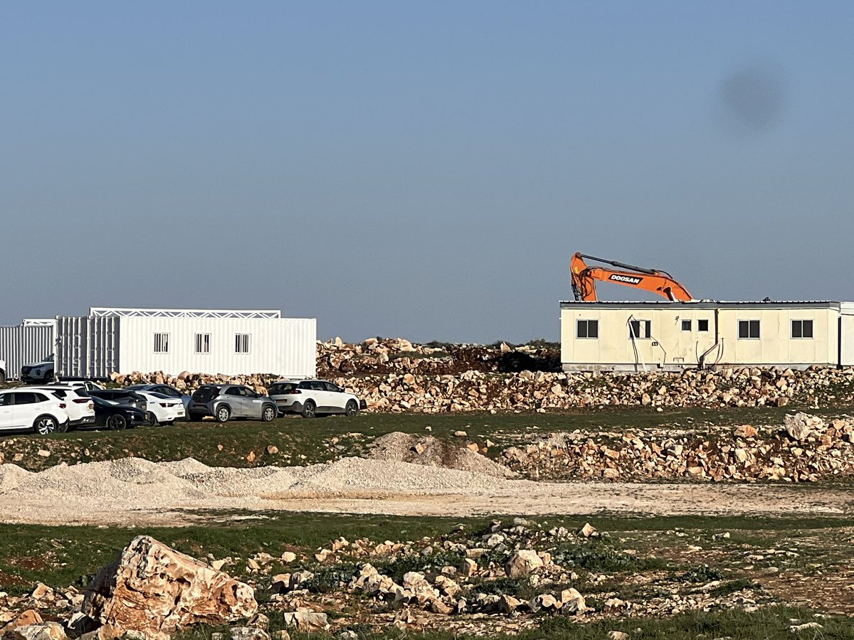 ElishaYered's tweet photo. כחצי שנה לאחר אישור הישוב בהחלטת הקבינט בדחיפת השר סמוטריץ', העלתה ביממה האחרונה מועצת שומרון קראוונים לפסגת הר עיבל אליהם נכנסו הלילה משפחות מישיבת אלון מורה.

הקמת הישוב הרשמית מגיעה אחרי שנים של מאבק על רכס עיבל אל מול השתלטות אינטנסיבית של הרש"פ.

לפני כ5 שנים הוקמה במקום חווה על ידי משפחת משולמי שפונתה שוב ושוב בלחץ הרשות, עד שנאלצה לרדת מההר. מאז בוצעו נסיונות היאחזות נוספים שנתקלו גם הם בהתנכלות קשה מצד מערכת הביטחון.

לאחר פינוי החווה פעלו תושבים מהאזור להגברת הנוכחות במזבח יהושע שנמצא בשיפולים הצפוניים של הרכס בשטח B, וסבל מנסיונות הרס והשמדה מצד ערביי האזור. 
בשנים האחרונות התקיים במקום מניין ותיקין בכל יום שישי, עליו נמנה בין היתר הראל שרביט הי"ד.

הקמת הישוב הלילה בראש ההר היא אבן דרך משמעותית מאוד במאבק לישוב רכס עיבל, אך עבודה רבה עוד נותרה. רכס עיבל הינו רכס גדול וארוך שרבים משיפוליו הוגדרו באיוולת כשטחי A וB, ובלי התיישבות גם בהם יישאר אפילו הישוב עצמו בסכנה.

כדי להבטיח שהרכס יישאר בבעלות יהודית, אסור להסתפק בשכונת קראוונים בראשו. עבודה רבה עוד לפנינו ויש לשנס מותניים ולהסתער קדימה. יישר כח לכל העוסקים במלאכה!

"ע֤וֹד אֶבְנֵךְ֙ וְֽנִבְנֵ֔ית בְּתוּלַ֖ת יִשְׂרָאֵ֑ל ע֚וֹד תַּעְדִּ֣י תֻפַּ֔יִךְ וְיָצָ֖את בִּמְח֥וֹל מְשַׂחֲקִֽים"