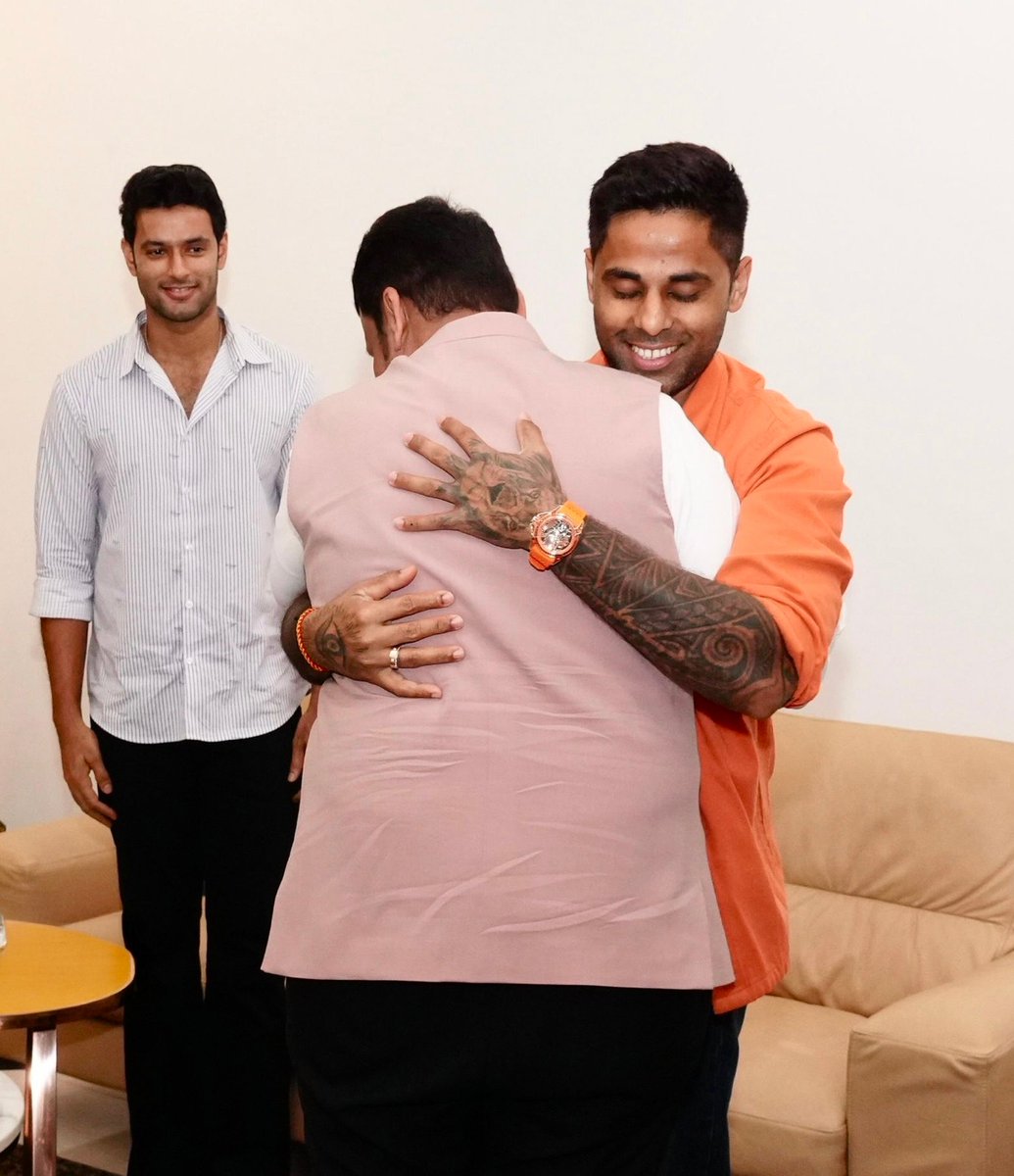 Dev_Fadnavis's tweet photo. Had the pleasure of welcoming T20 World Cup 2026–winning Indian team captain Suryakumar Yadav and Batting Genius Shivam Dube at Varsha Bungalow in Mumbai. A proud moment for all of us as they continue to inspire millions across the nation. 🏆🏏

@T20WorldCup @surya_14kumar @IamShivamDube @fadnavis_amruta
#Maharashtra #Mumbai #T20WorldCup #T20WorldCup2026