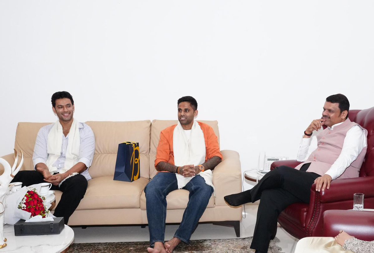 Dev_Fadnavis's tweet photo. Had the pleasure of welcoming T20 World Cup 2026–winning Indian team captain Suryakumar Yadav and Batting Genius Shivam Dube at Varsha Bungalow in Mumbai. A proud moment for all of us as they continue to inspire millions across the nation. 🏆🏏

@T20WorldCup @surya_14kumar @IamShivamDube @fadnavis_amruta
#Maharashtra #Mumbai #T20WorldCup #T20WorldCup2026