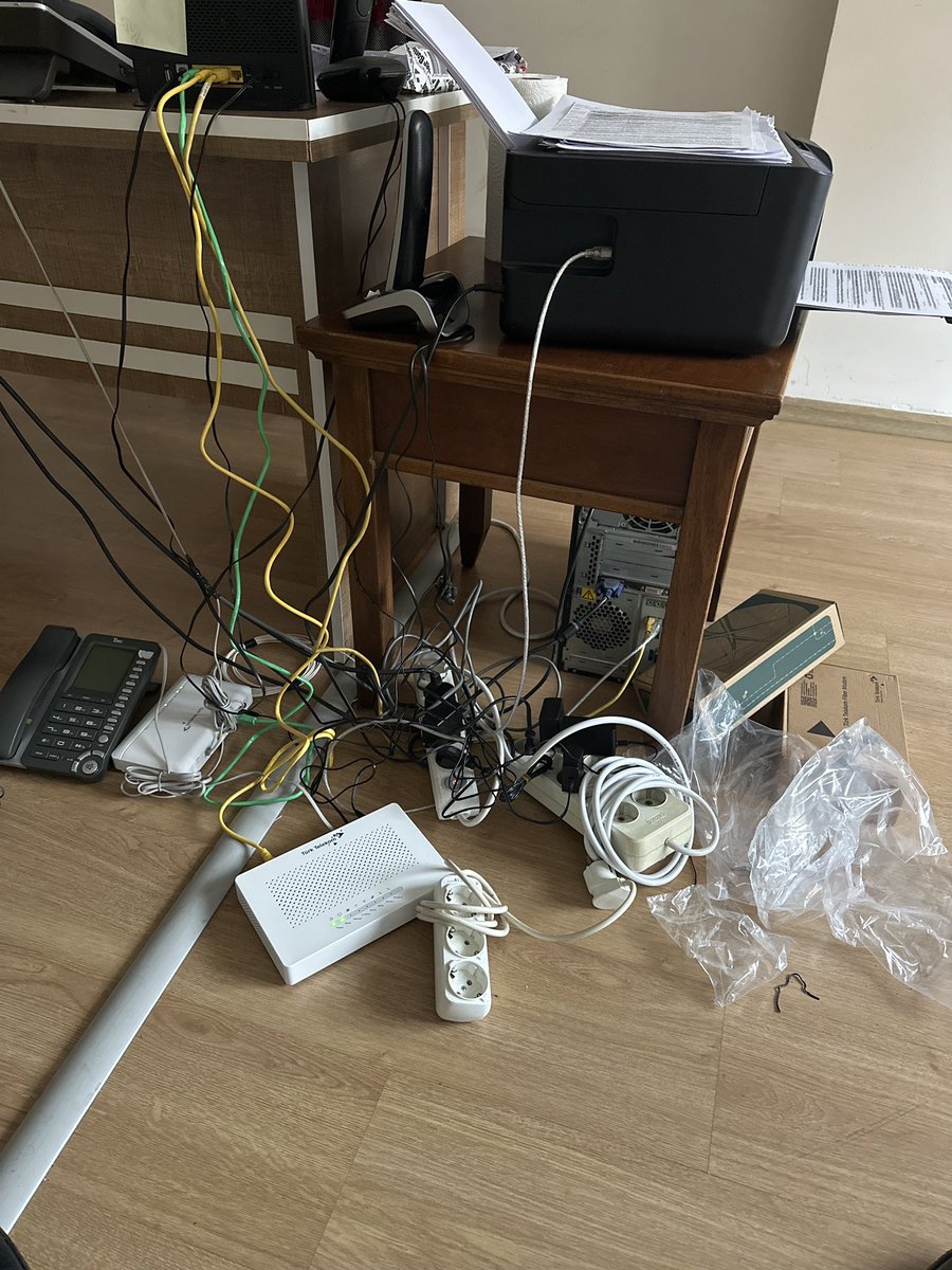 AliAyilmazdir's tweet photo. Geçen hafta ekip geldi, kabloları düzenleyip “fiber geliyor” dedi.
Bugün yine gelen giden yok… sanırım fiber yürüyerek geliyor.

Hizmet No: 7041481919

#TürkTelekom #FiberNerede #İnternetYok #Altyapı #TTNet #Bağlanıyor #İstanbul https://t.co/kdstgxmmdO