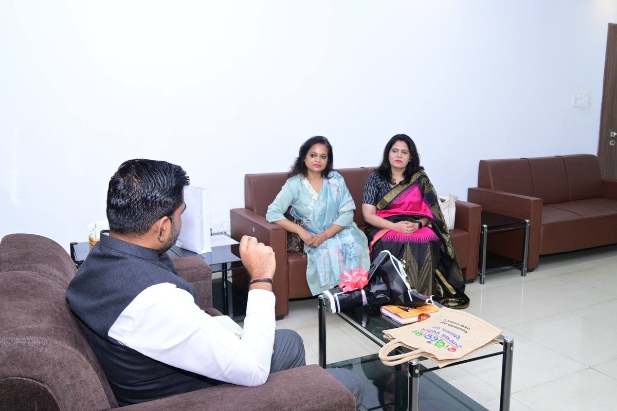 SampadSwainBJP's tweet photo. Had a great meeting with Dr. Pragyan Mishra, Chairperson and Ms. Dharitri Patnaik, Founder Chairperson of FICCI FLO, Bhubaneswar Chapter at my residence office in Bhubaneswar.

They briefed me about the activities being undertaken by the organization for the empowerment of women. Their initiatives focus on promoting women's leadership, encouraging entrepreneurship and supporting various programmes aimed at strengthening the role of women in society.
