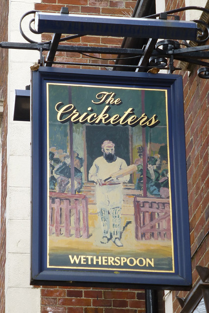 GBbooze's tweet image. The Cricketers, Crown St, #Ipswich 🍻
This pub was built in the 1930s. Originally a Tollemache pub, the style is copied from Helmingham Hall, the home of the Tollemaches since 1510. Tollemache merged with another local brewery to form the company now known as Tolly Cobbold.