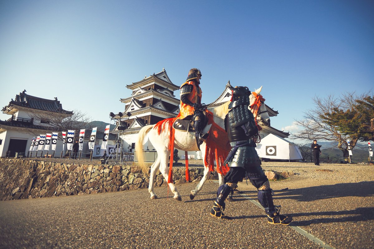 JapanTravel's tweet image. This small castle town in #Ehime feels frozen in time 🏯

Ozu sits along the Hijikawa River, with a restored wooden castle overlooking the water.

River views, merchant streets, and preserved townhouses are all within walking distance!

➡️ Read more: en.japantravel.com/ehime/ozu

#Ad