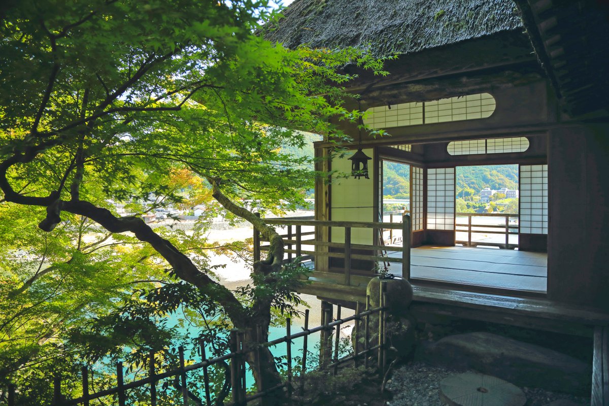 JapanTravel's tweet image. This small castle town in #Ehime feels frozen in time 🏯

Ozu sits along the Hijikawa River, with a restored wooden castle overlooking the water.

River views, merchant streets, and preserved townhouses are all within walking distance!

➡️ Read more: en.japantravel.com/ehime/ozu

#Ad
