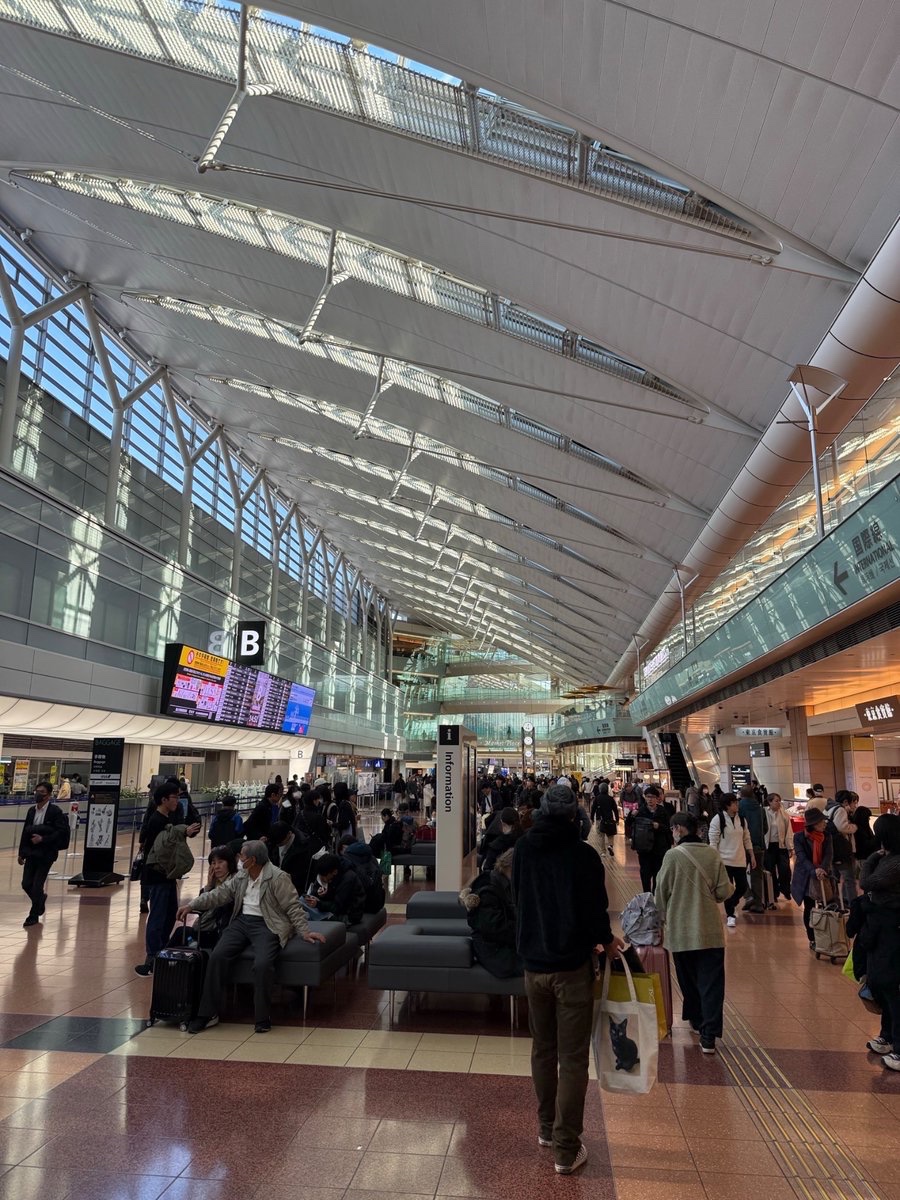 突然ですが、、、
今、羽田空港です。
さっきほど、東日本大震災の発生時刻午後2時46分に、空港全体で黙祷。
すごい人でしたが、全ての人が立ち止まって、みんなで黙祷しました。
空港がシーンとなりました。
30秒間の静寂時間。

こんなタイミングを経験できたことに感謝。
日本人って素敵ですね。