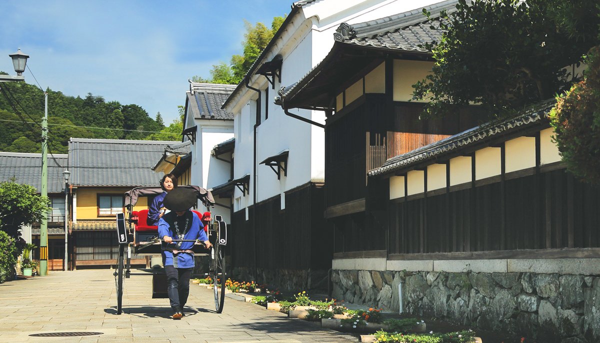 JapanTravel's tweet image. This small castle town in #Ehime feels frozen in time 🏯

Ozu sits along the Hijikawa River, with a restored wooden castle overlooking the water.

River views, merchant streets, and preserved townhouses are all within walking distance!

➡️ Read more: en.japantravel.com/ehime/ozu

#Ad