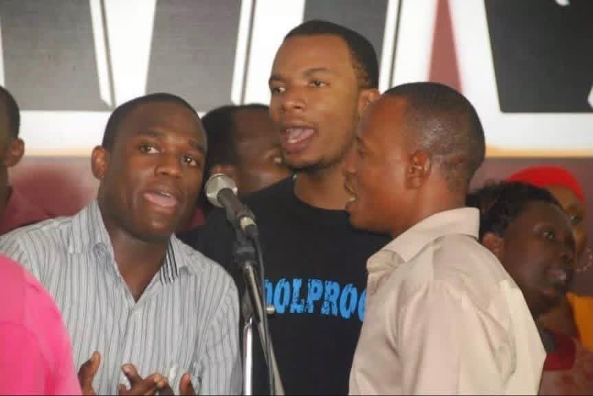 fbuyobe's tweet photo. Anaandika muimbaji wa muziki wa Injili Joel Lwaga 

PICHA YA KWANZA; Hapo sijafanikiwa hata kuifikia Mic ya Waitikiaji🤣 niko nyuma kabisa hapo na hyo ndo ilikuwa sura na rangi yangu wala nisisingizie camera🤣

PICHA YA PILI; Nimeambiwa nina kitu nisogee mbele nikae kwenye Mic niitikie na wengine sauti ya tatu

PICHA YA TATU; Director Pastor @sammyrodin kwa mbaaali amesikia kama nina sauti ya kuimbisha so akanipa wimbo wa kuimbisha ndo nikawa nawaelekeza wenzangu tutaendaje 

PICHA YA NNE; Sasa hapo ninaachia Vipaji vyote nilivyonavyo nisije kuondolewa kwenye kuimbisha ( halafu mnasemaga sijui kucheza🤣) 

NB; Pale YESU aliponitoa hamuwezi nielewa nyie tuliokutana YouTube, Spotify, Instagram Facebook nk 😂