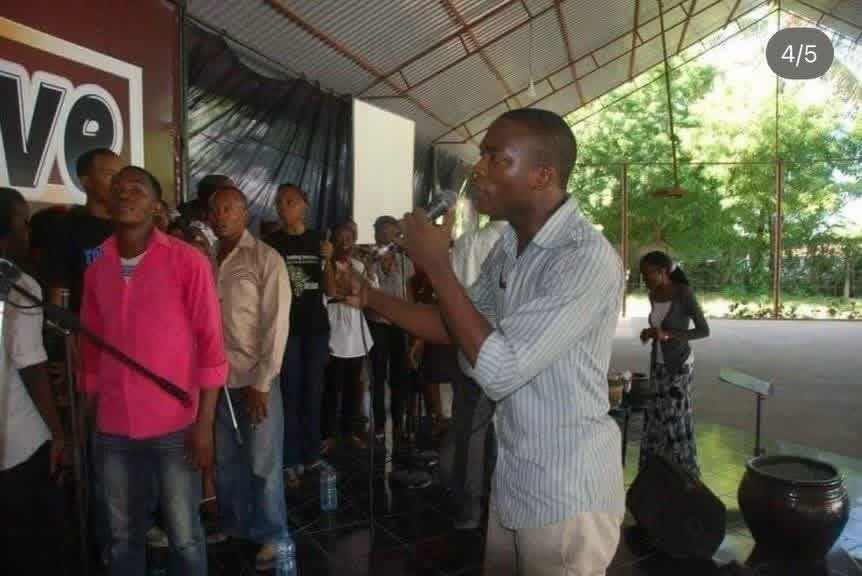 fbuyobe's tweet photo. Anaandika muimbaji wa muziki wa Injili Joel Lwaga 

PICHA YA KWANZA; Hapo sijafanikiwa hata kuifikia Mic ya Waitikiaji🤣 niko nyuma kabisa hapo na hyo ndo ilikuwa sura na rangi yangu wala nisisingizie camera🤣

PICHA YA PILI; Nimeambiwa nina kitu nisogee mbele nikae kwenye Mic niitikie na wengine sauti ya tatu

PICHA YA TATU; Director Pastor @sammyrodin kwa mbaaali amesikia kama nina sauti ya kuimbisha so akanipa wimbo wa kuimbisha ndo nikawa nawaelekeza wenzangu tutaendaje 

PICHA YA NNE; Sasa hapo ninaachia Vipaji vyote nilivyonavyo nisije kuondolewa kwenye kuimbisha ( halafu mnasemaga sijui kucheza🤣) 

NB; Pale YESU aliponitoa hamuwezi nielewa nyie tuliokutana YouTube, Spotify, Instagram Facebook nk 😂