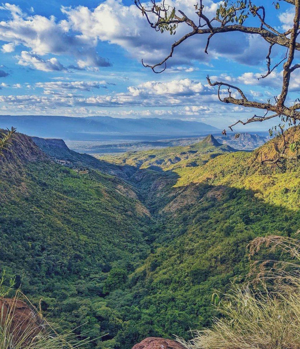 Kapyoseiin's tweet photo. PICTURESQUE — Baringo they don’t show you. 

             📍 Nuregoi around Kabartonjo, Baringo County. 

#MagicalKenya https://t.co/gcThmXVi2O